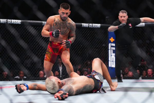 Топурия наглухо нокаутировал соперника в UFC и забрал оставленный Махачевым пояс