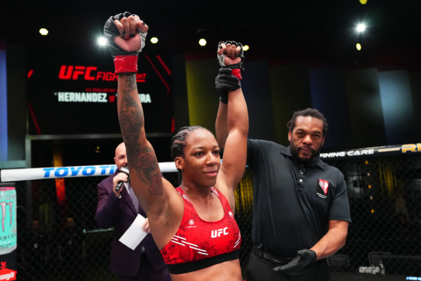 Красавица публично разделась ради боя в UFC. И совершила отчаянный поступок