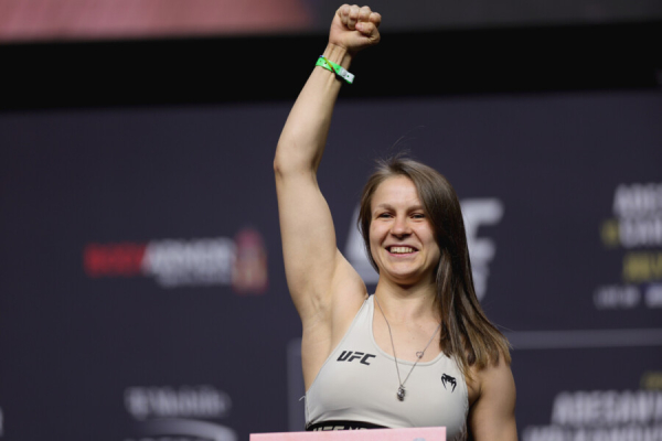 Красавица публично разделась ради боя в UFC. И совершила отчаянный поступок