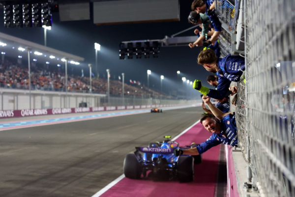 Итоги Гран-при Катара Ф-1: Макларен отдал победу Ферстаппену, Пирелли не справилась с задачей Итоги Гран-при Катара Ф-1: Макларен отдал победу Ферстаппену, Пирелли не справилась с задачей